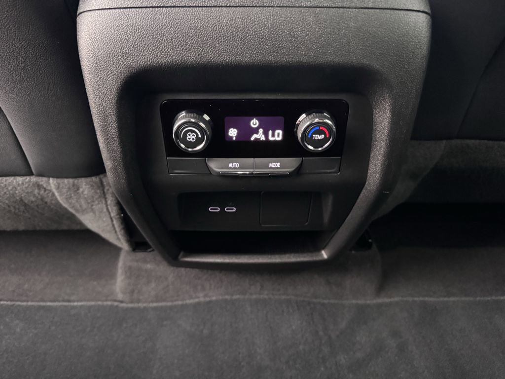 Used 2025 Chevrolet Traverse LT image 31