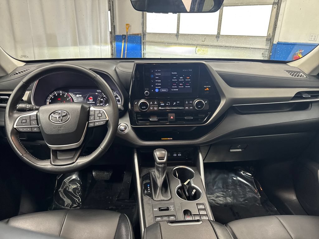 Used 2023 Toyota Highlander XLE AWD/4WD image 12