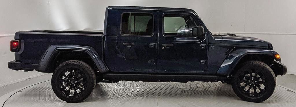 Used 2025 Jeep Gladiator Sport AWD/4WD image 2