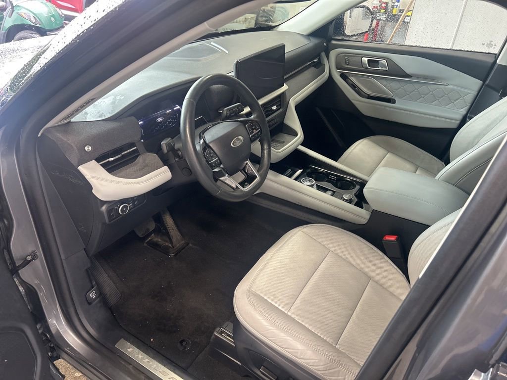 Certified 2025 Ford Explorer Platinum w/ Ultimate Package AWD/4WD image 3