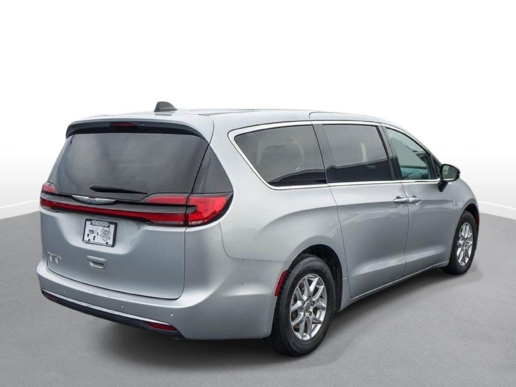 Used 2024 Chrysler Pacifica Touring-L FWD image 8
