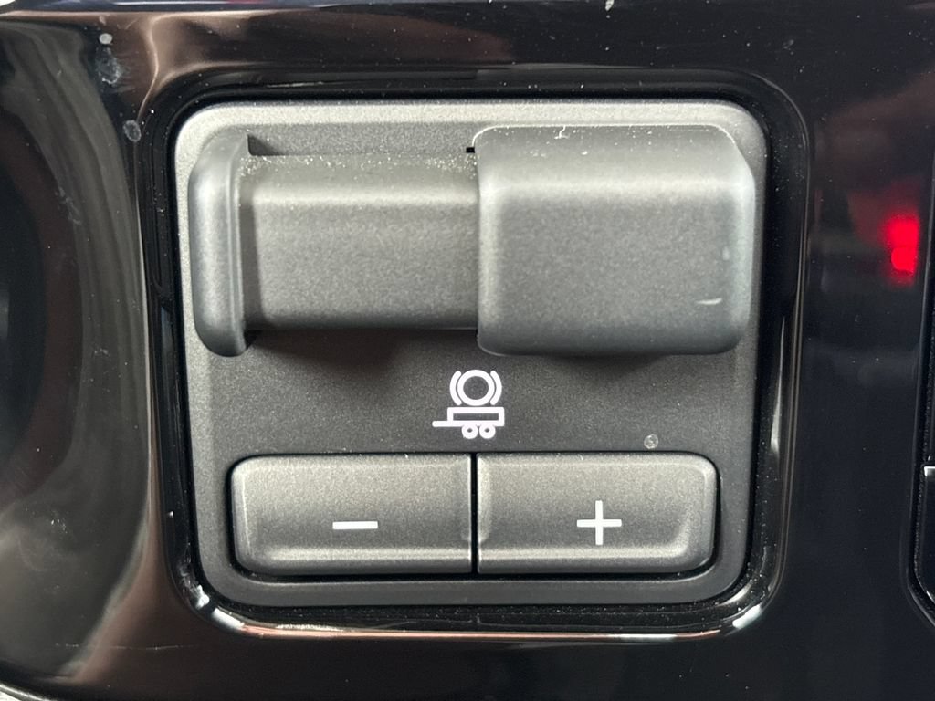 Used 2025 Chevrolet Silverado 1500 ZR2 w/ Technology Package AWD/4WD image 18