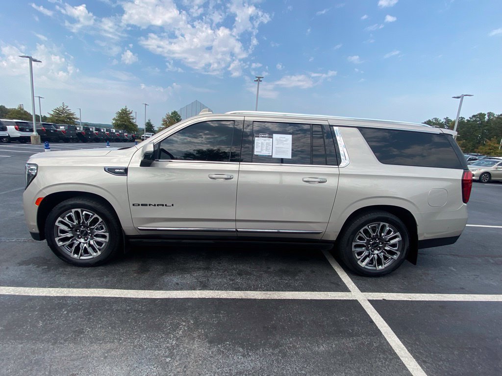 Used 2023 GMC Yukon XL Denali Ultimate AWD/4WD image 4
