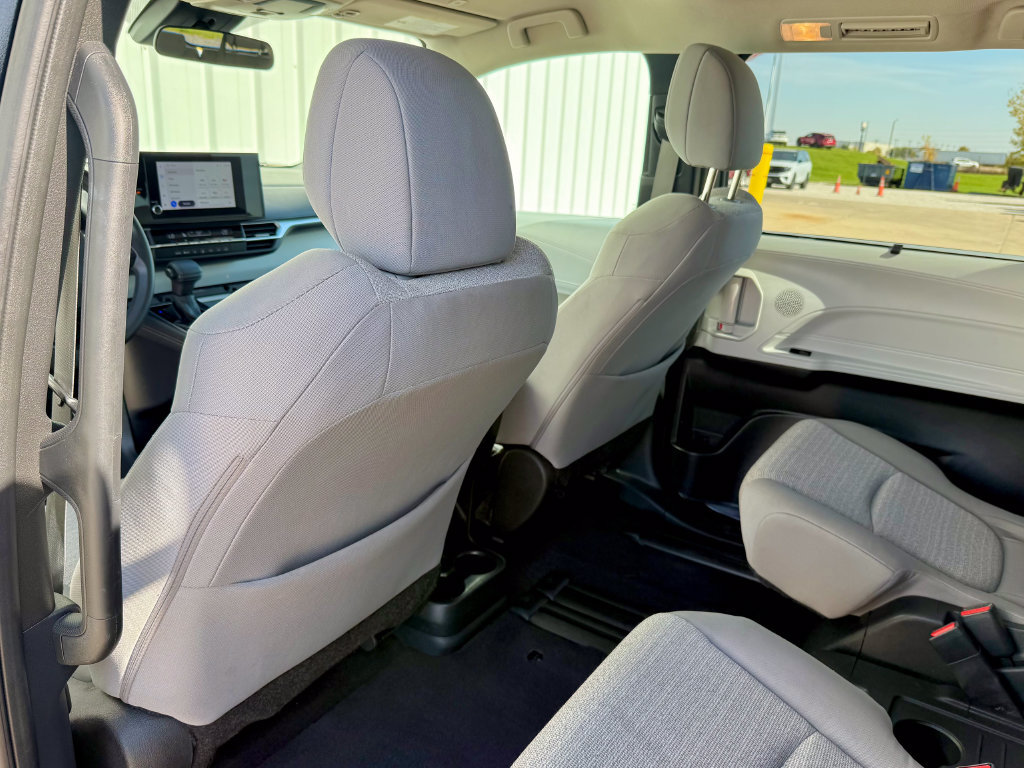 Used 2025 Toyota Sienna LE FWD image 14