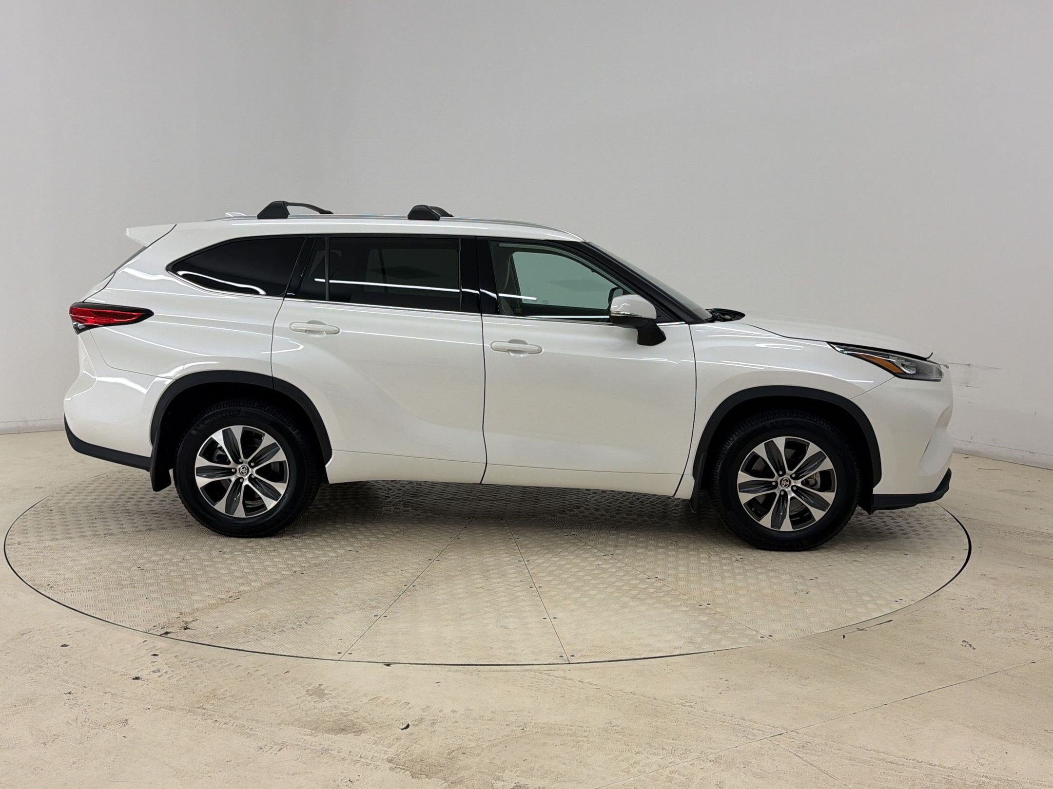 Used 2020 Toyota Highlander XLE AWD/4WD image 8
