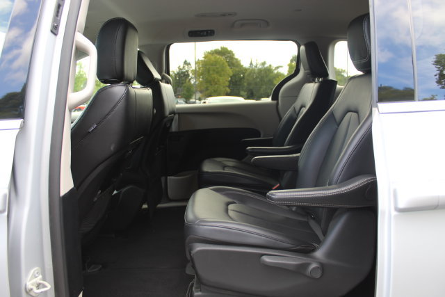 Used 2024 Chrysler Pacifica Limited FWD image 18