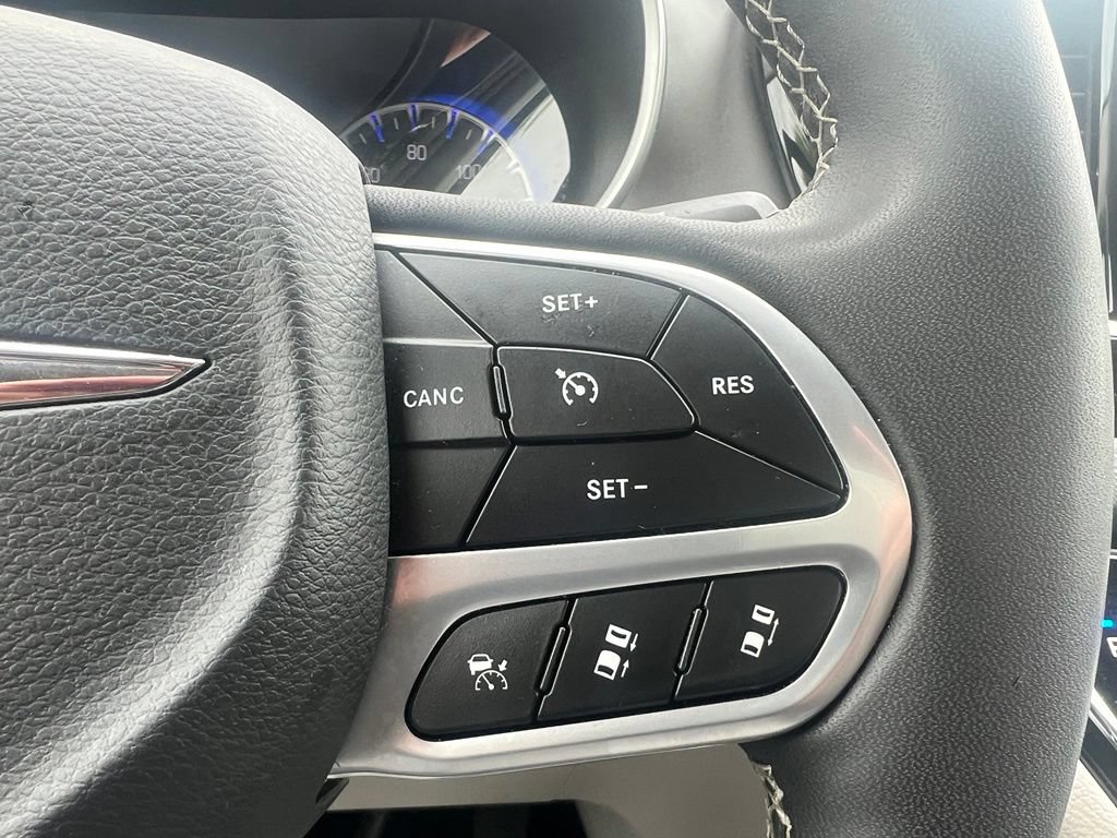 Used 2023 Chrysler Pacifica Touring-L FWD image 22