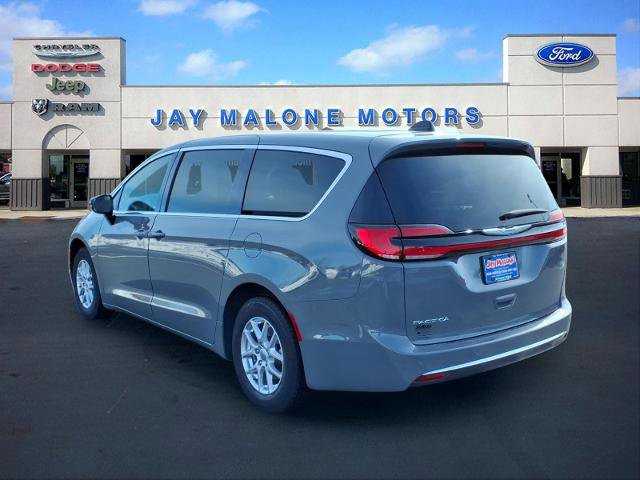 Used 2025 Chrysler Pacifica Select image 4