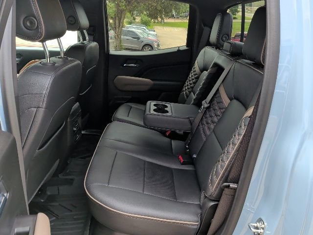 Used 2025 GMC Canyon Denali AWD/4WD image 12