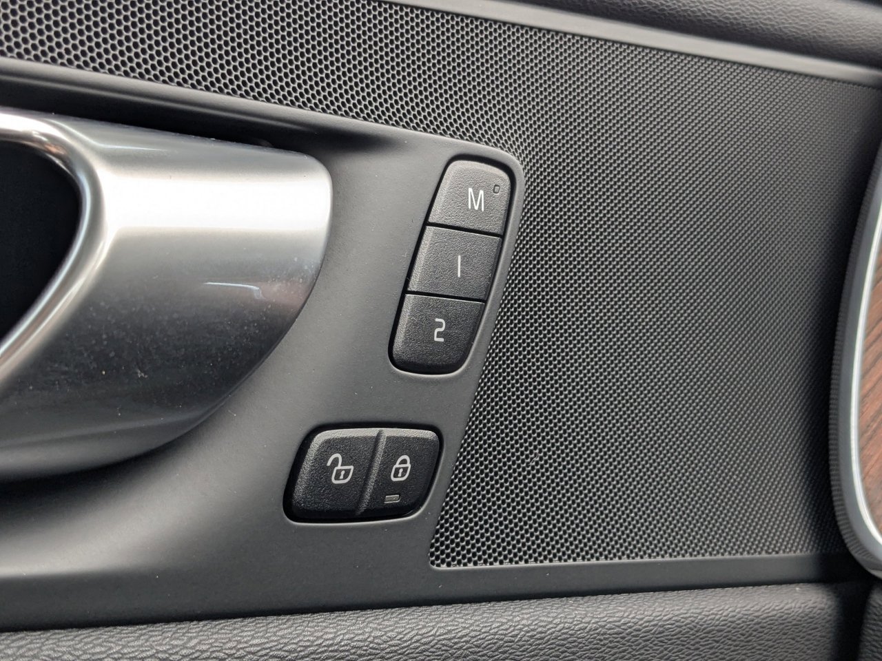 Used 2024 Volvo XC60 B5 Plus image 31