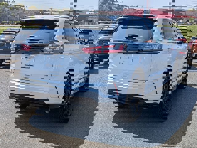 Certified 2024 Ford Edge SE w/ Black Appearance Package image 5
