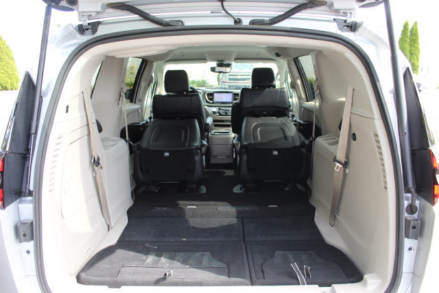 Used 2024 Chrysler Pacifica Limited FWD image 9