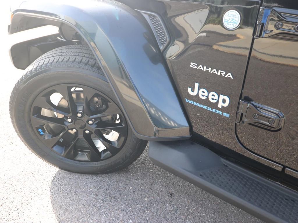 Used 2023 Jeep Wrangler Unlimited Sahara AWD/4WD image 5