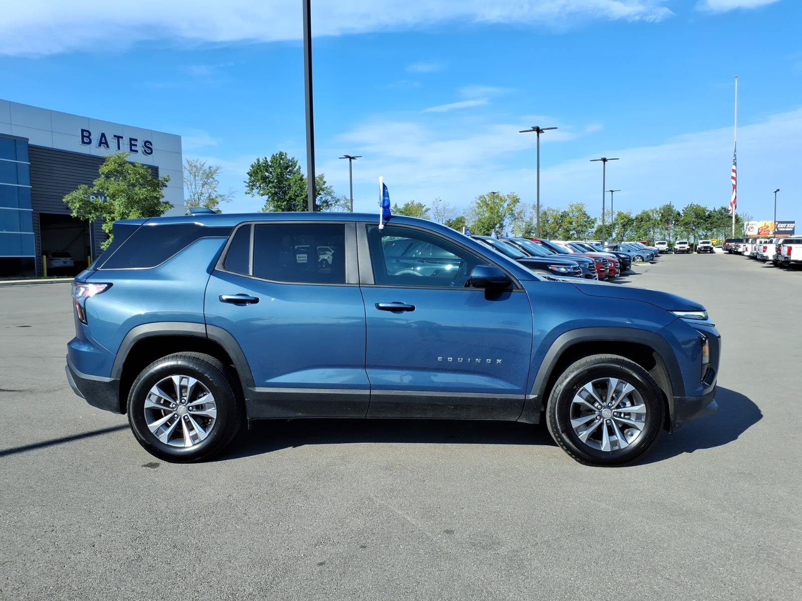 Used 2026 Chevrolet Equinox LT AWD/4WD image 2