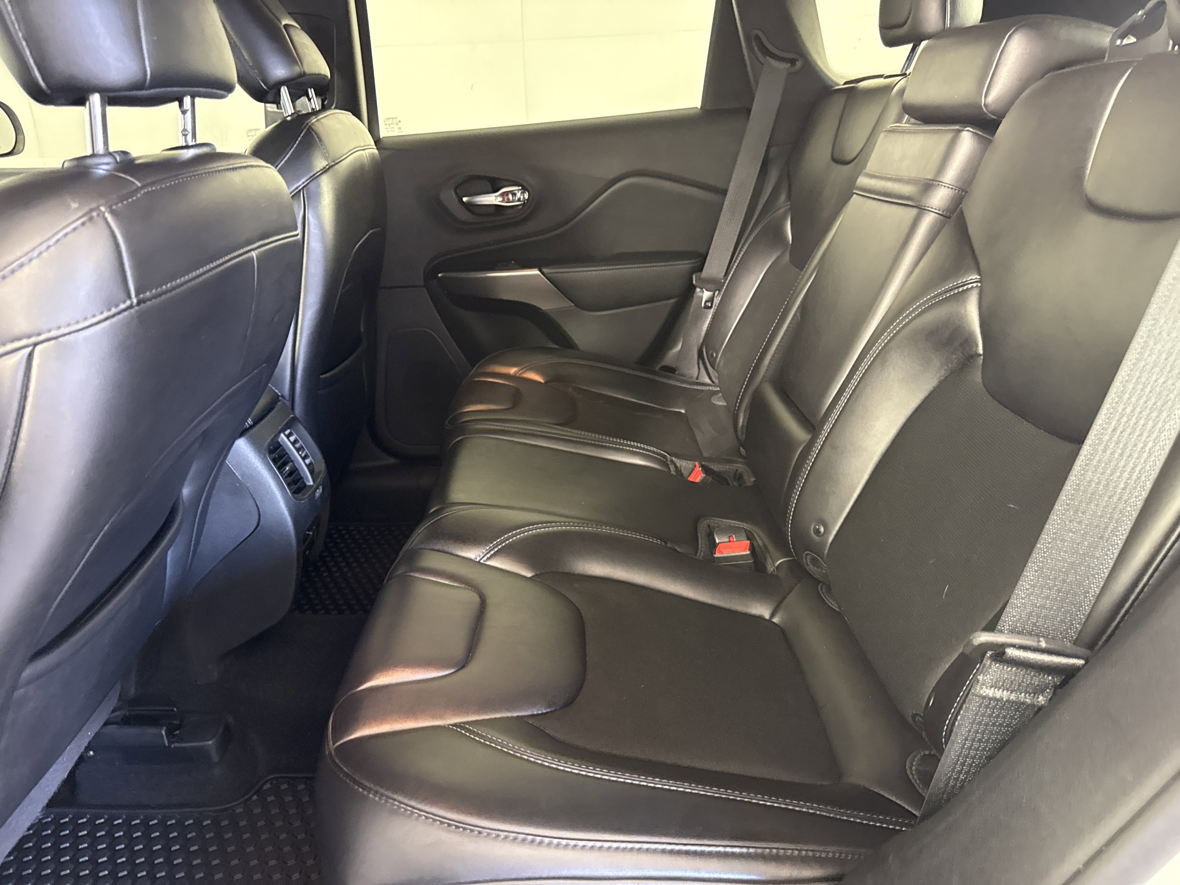 Used 2019 Jeep Cherokee Latitude Plus w/ Comfort/Convenience Group image 14