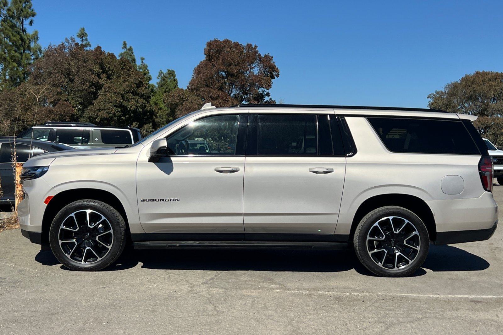 Used 2022 Chevrolet Suburban RST w/ Luxury Package AWD/4WD image 7