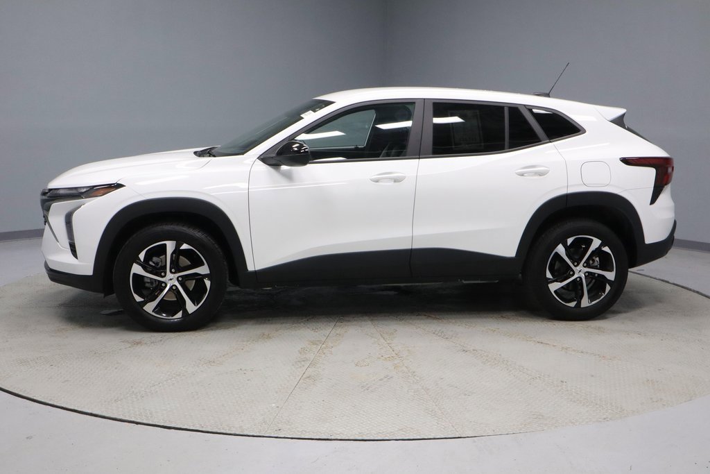 Used 2025 Chevrolet Trax RS w/ Driver Confidence Package image 2