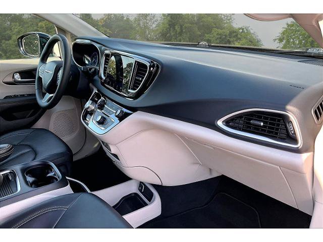 Used 2024 Chrysler Pacifica Touring-L FWD image 25