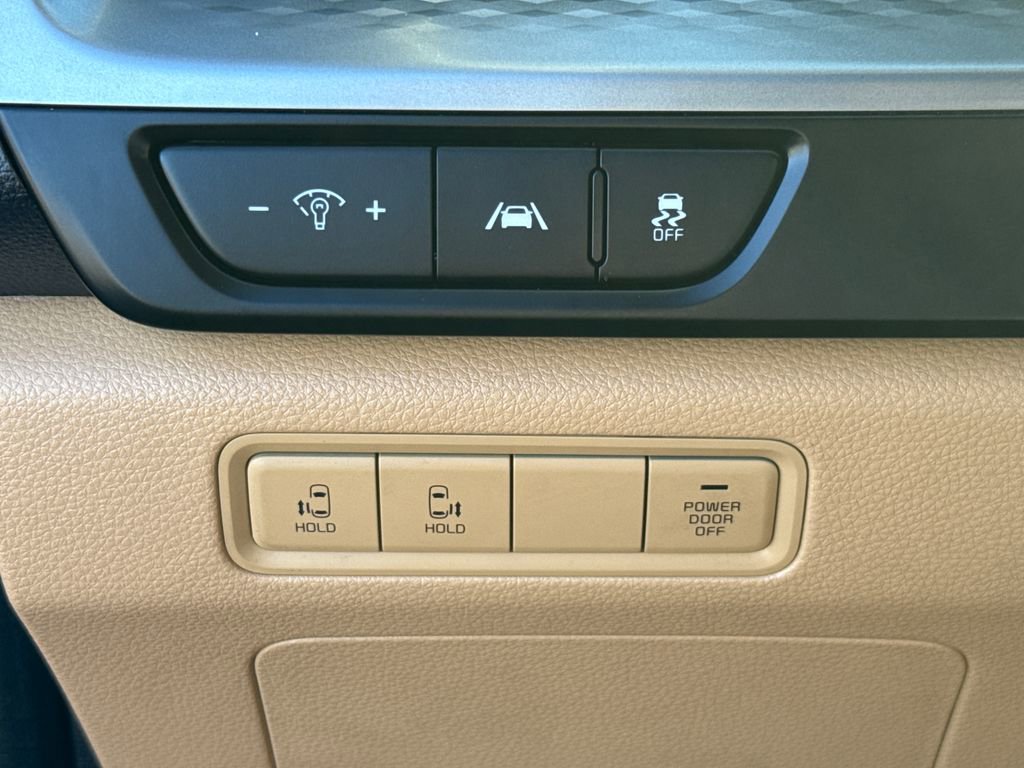 Used 2022 Kia Carnival LX image 15