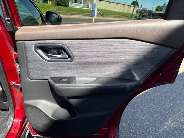 Used 2023 Nissan Rogue SV AWD/4WD image 30