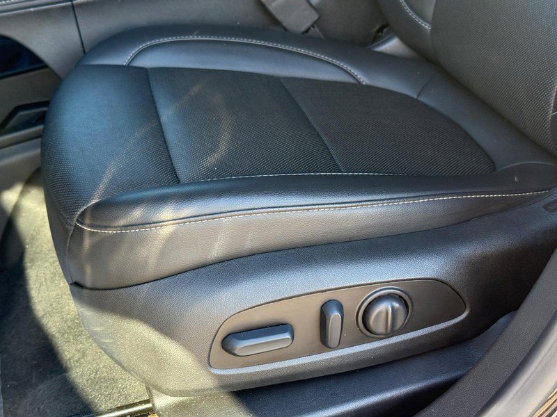 Used 2023 GMC Acadia SLT image 24