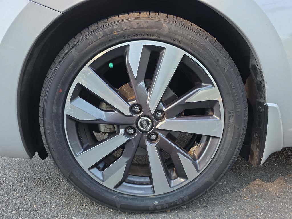 Used 2020 Nissan Versa SR w/ Trunk Package FWD image 31