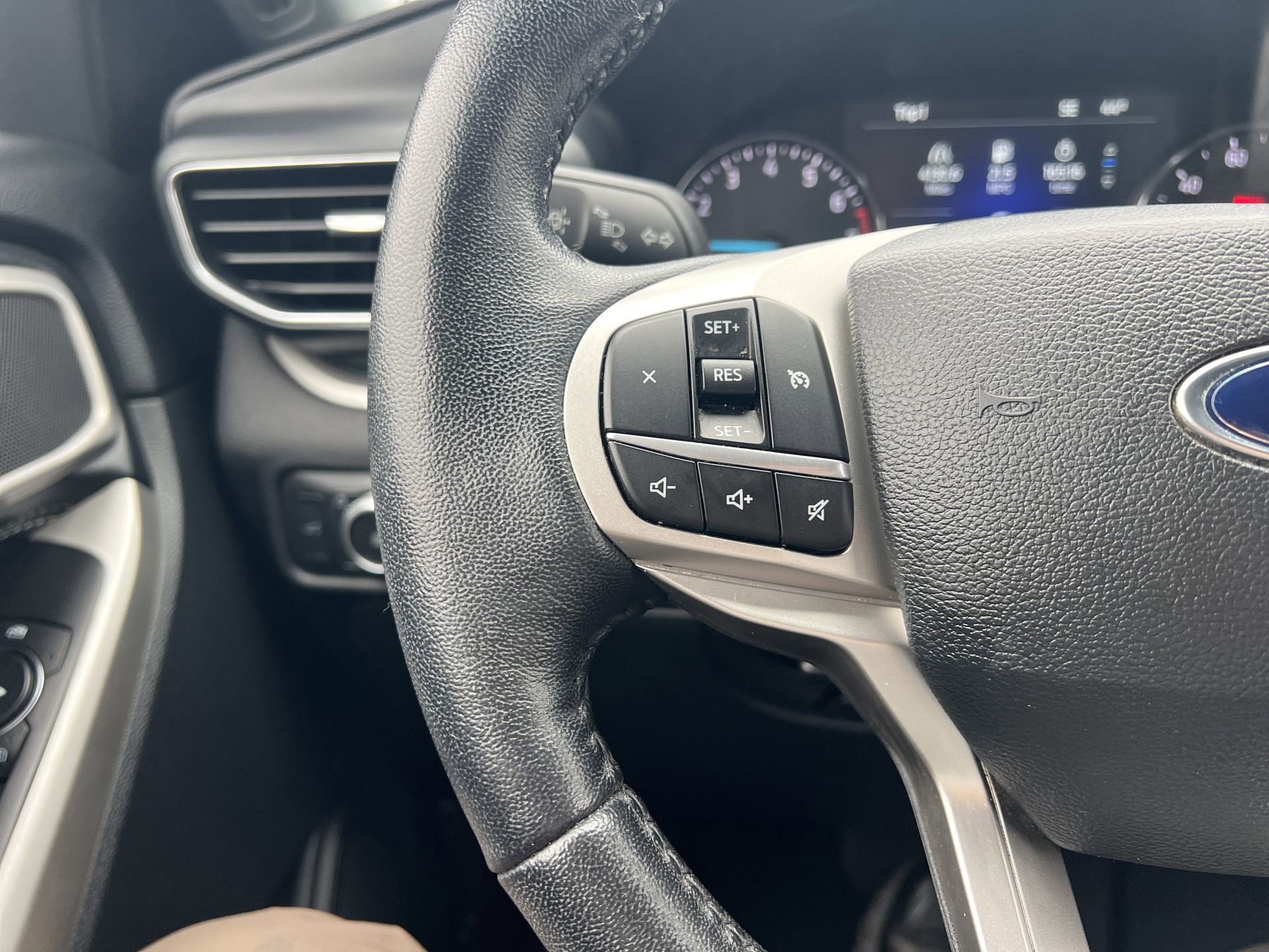 Certified 2022 Ford Explorer XLT w/ Equipment Group 202A image 13