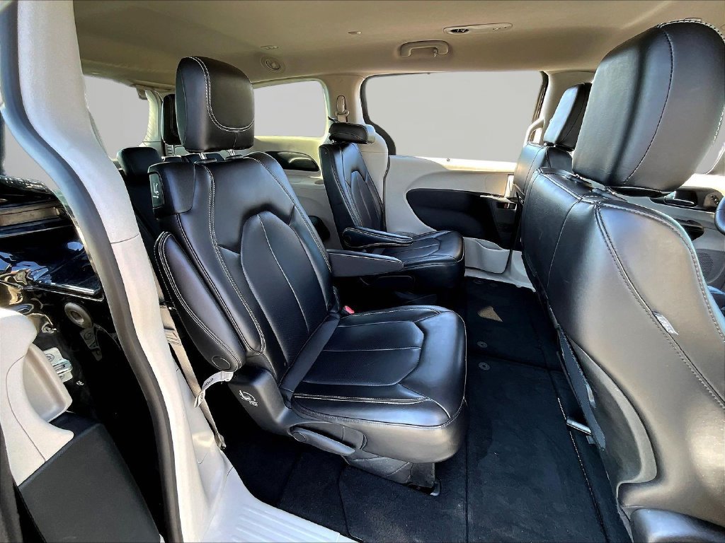 Used 2023 Chrysler Pacifica Touring-L FWD image 32