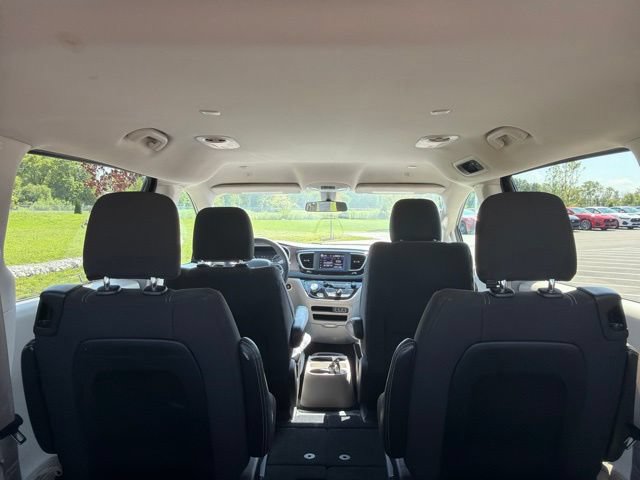 Used 2022 Chrysler Voyager LX FWD image 11