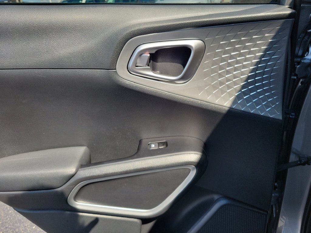 Used 2025 Kia Soul LX w/ LX Technology Package FWD image 16