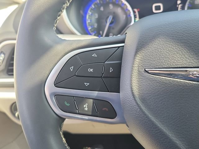 Used 2023 Chrysler Pacifica Touring-L image 7