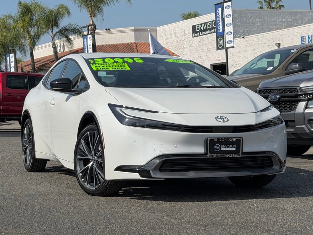 Used 2025 Toyota Prius XLE image 2