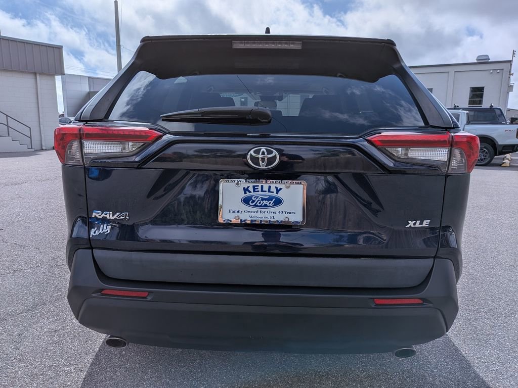 Used 2021 Toyota RAV4 XLE Premium image 5