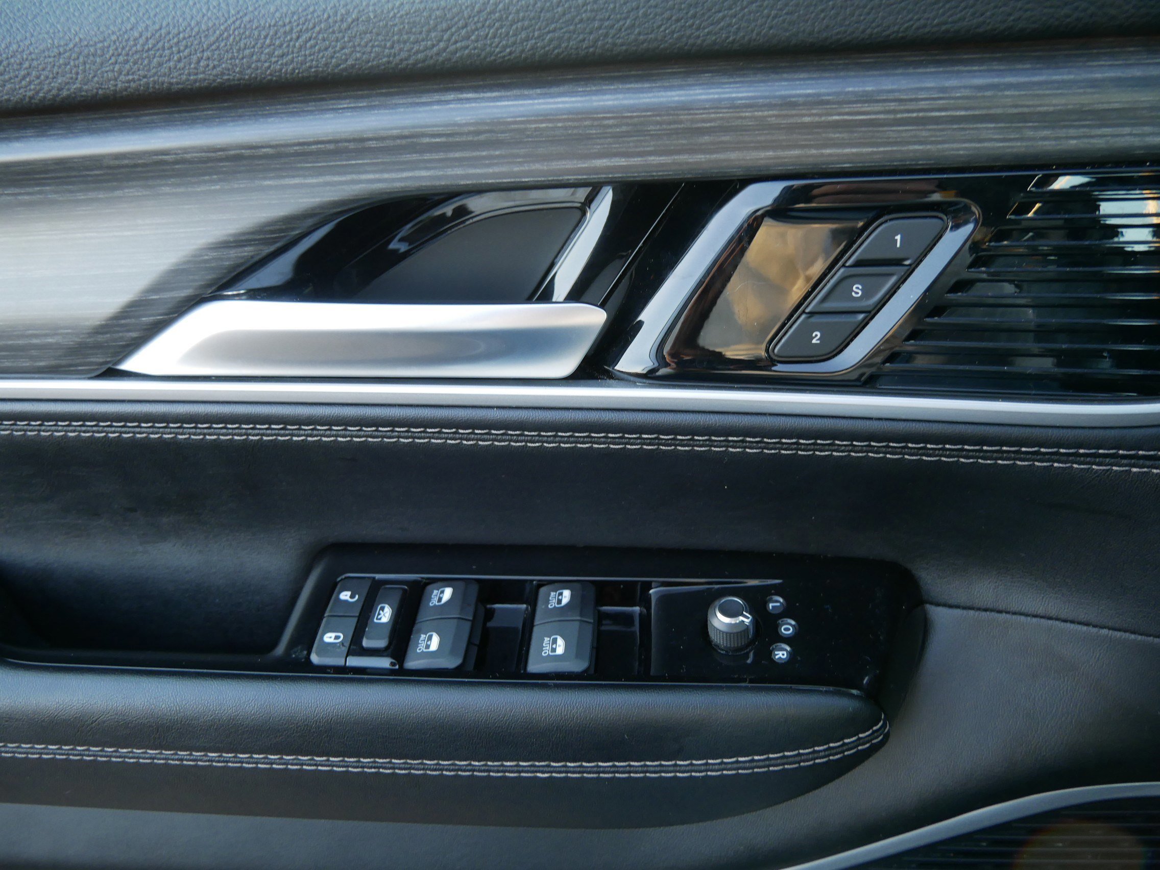 Used 2024 Jeep Wagoneer L Series II w/ Flexible Seating Group image 29