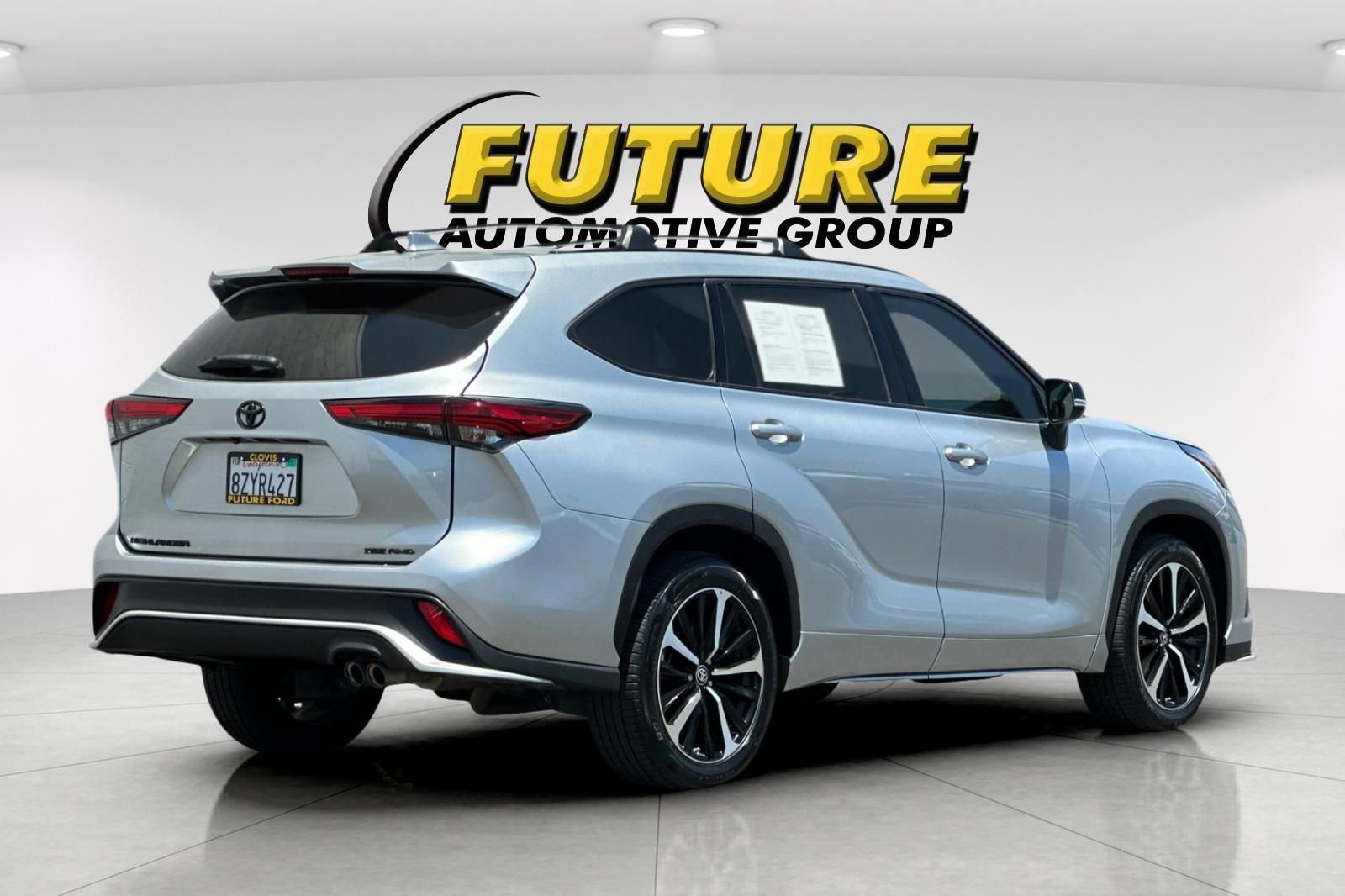 Used 2022 Toyota Highlander XSE AWD/4WD image 3