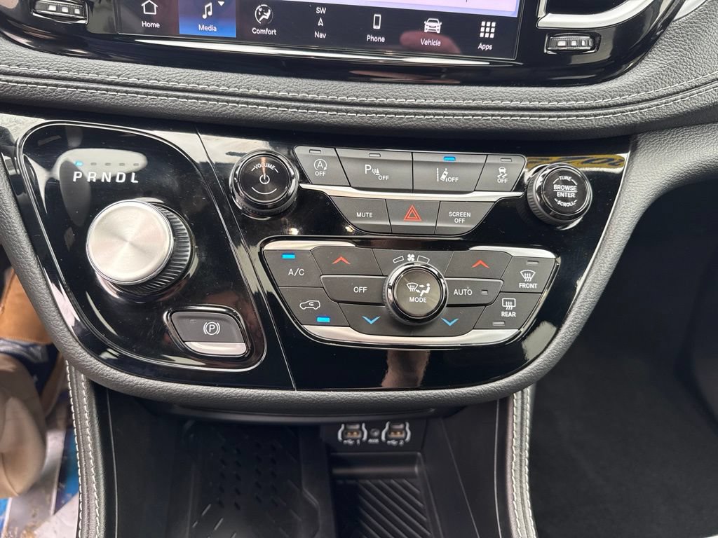 Used 2025 Chrysler Pacifica Limited FWD image 19