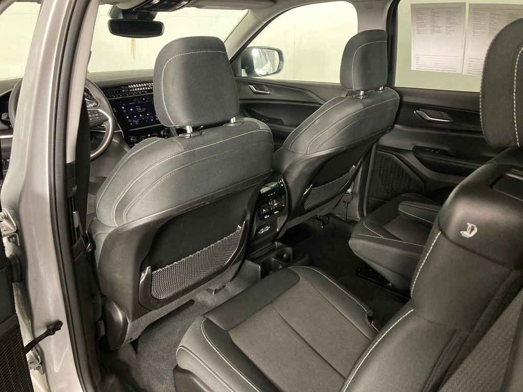 Used 2023 Jeep Grand Cherokee L Laredo image 15