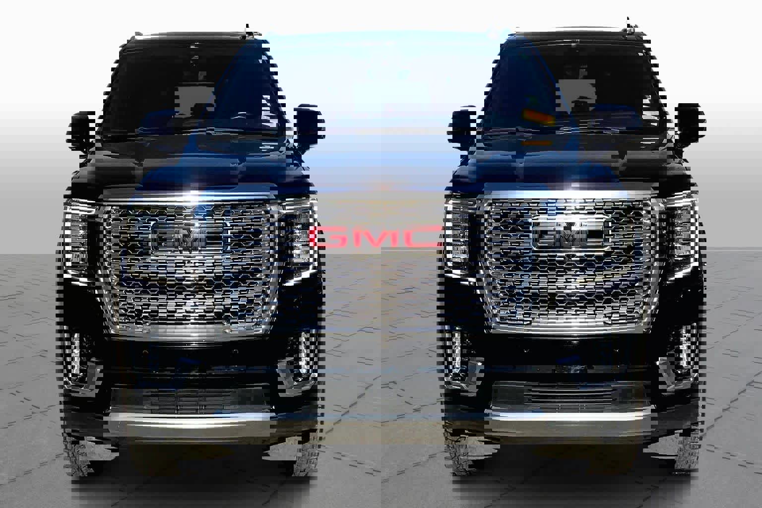 Used 2022 GMC Yukon XL Denali w/ Denali Premium Package image 3