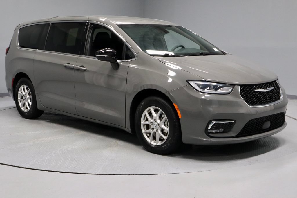 Used 2025 Chrysler Pacifica Select