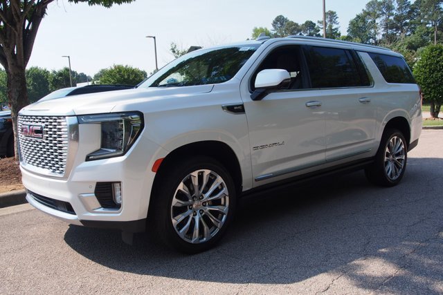 Used 2022 GMC Yukon XL Denali AWD/4WD image 3