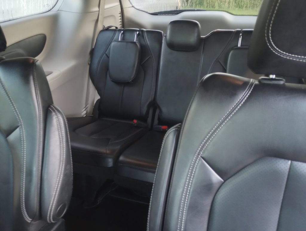 Used 2023 Chrysler Pacifica Touring-L FWD image 18