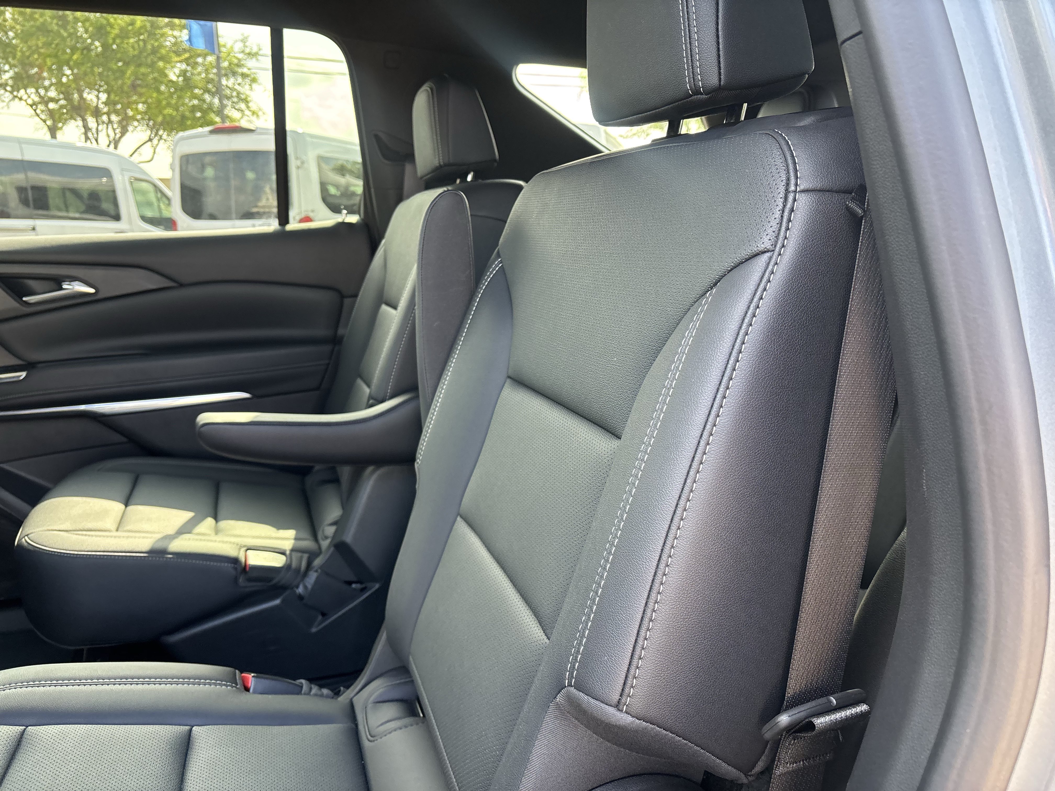 Used 2025 Chevrolet Traverse LT w/ Driver Confidence Package FWD image 16