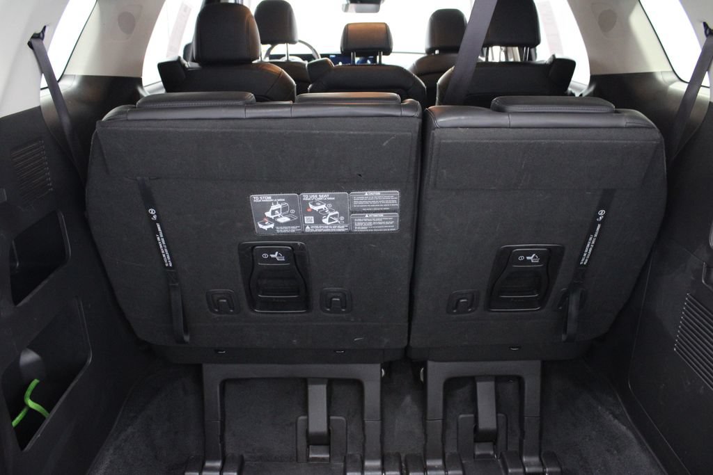 Used 2025 Kia Carnival FWD image 17