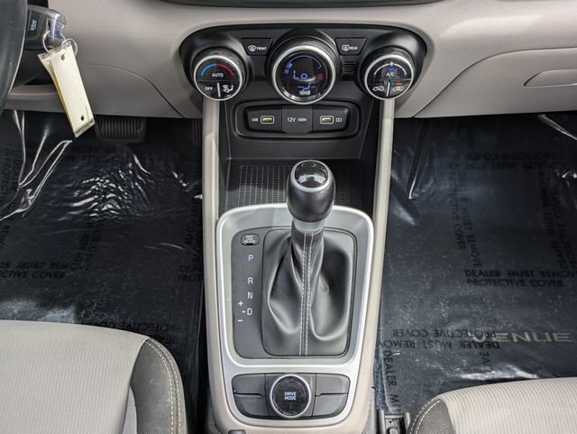 Used 2022 Hyundai Venue SEL FWD image 19