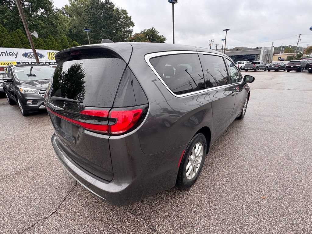 Used 2023 Chrysler Pacifica Touring-L FWD image 5