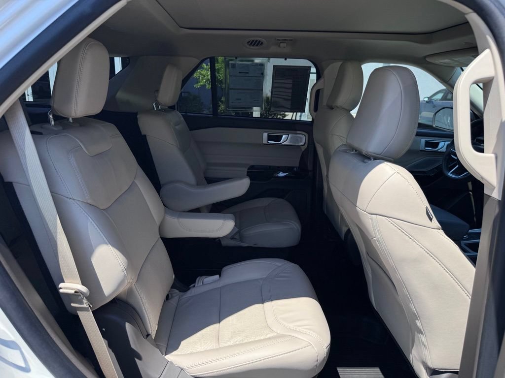 Certified 2023 Ford Explorer Platinum w/ Technology Package AWD/4WD image 22
