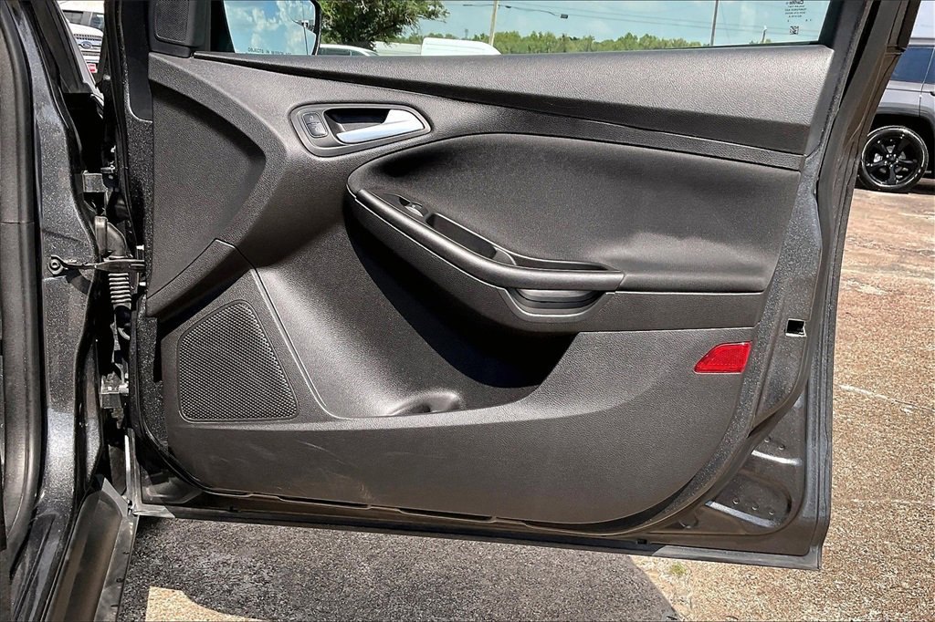 Certified 2018 Ford Focus SE w/ SE Appearance Package image 29