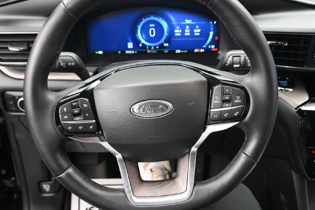 Certified 2024 Ford Explorer Platinum w/ Technology Package AWD/4WD image 10