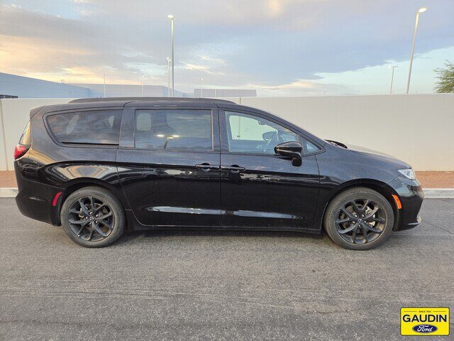 Used 2025 Chrysler Pacifica Limited FWD image 3