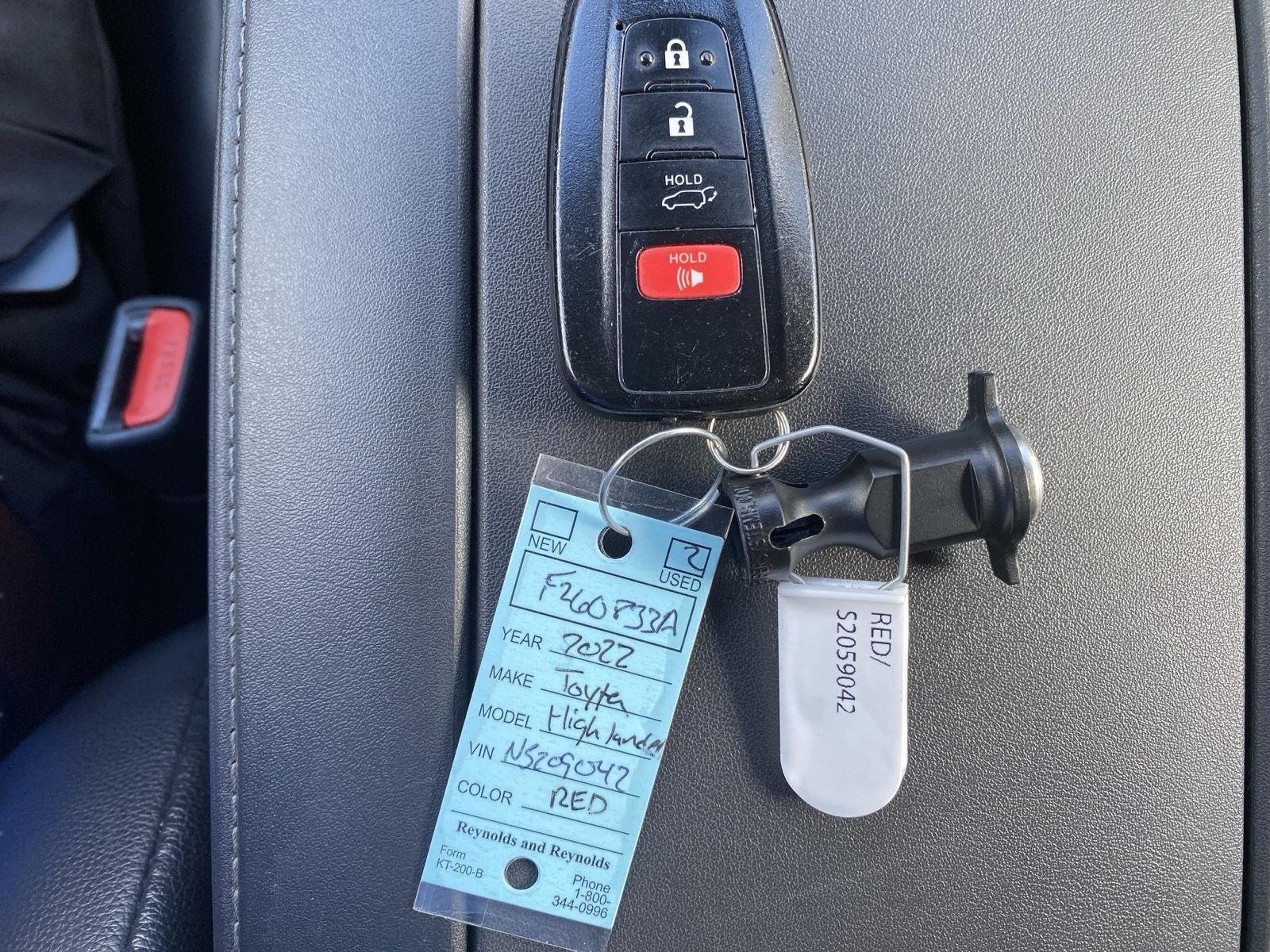 Used 2022 Toyota Highlander XLE AWD/4WD image 22